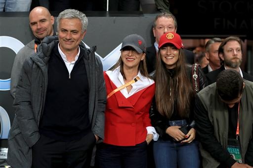 
Mourinho ăn mừng trong phút giây đứng cạnh vợ và con gái
