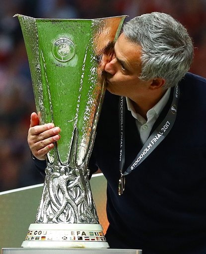 
Mourinho không ngần ngại hôn cúp bạc, điều đó cho thấy ông rất trân trọng chiếc cúp này
