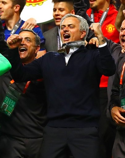 
Mourinho đầy phấn khích, chẳng hề kém các cầu thủ trên bục trao cúp
