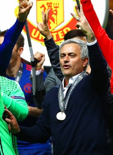 
Chiến lược gia người Bồ Đào Nha liên tục giơ bốn ngón tay để khoe thành tích
