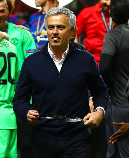 
Vẻ mặt hài hước của Mourinho khi sớm rời bục nhận giải để cho các học trò tự ăn mừng
