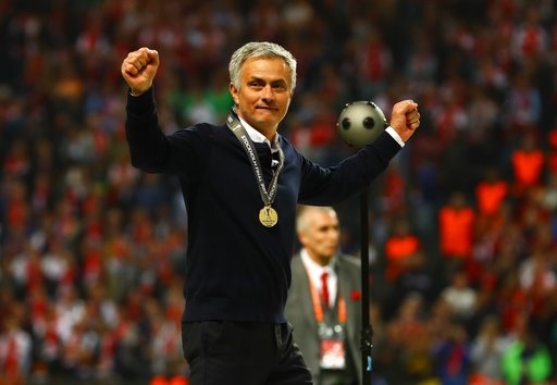 
Mourinho đi loanh quanh ăn mừng với các cổ động viên
