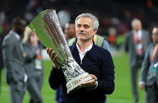 
Mourinho cũng ít khi cầm cúp đi ăn mừng trước các cổ động viên. Nhưng lần này, ông đã làm đầy đủ. Có lẽ chưa bao giờ người hâm mộ bóng đá thế giới thấy một Mourinho bình thường đến thế.
