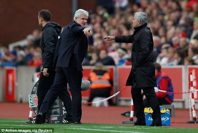 Mourinho từ chối bắt tay HLV Stoke và bỏ họp báo - 2 Hai HLV đã có cãi vã nảy lửa trong trận đấu
