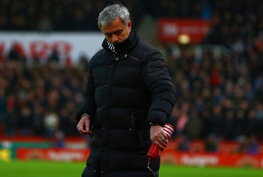HLV Mourinho chán nản trước sự đen đủi của MU