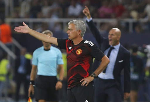 Mourinho “nổi điên” vì bàn thắng của Real Madrid - 2 HLV Mourinho không hài lòng với trọng tài vì công nhận bàn thắng không hợp lệ của Real Madrid