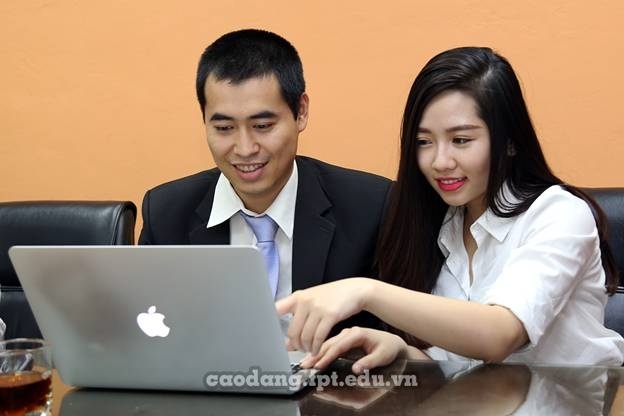 Toàn cảnh tư vấn “Chọn việc làm hay chọn bằng cấp?” - 15 Ông Vũ Chí Thành - Giám đốc Cao đẳng thực hành FPT Polytechnic tư vấn trong buổi tọa đàm.