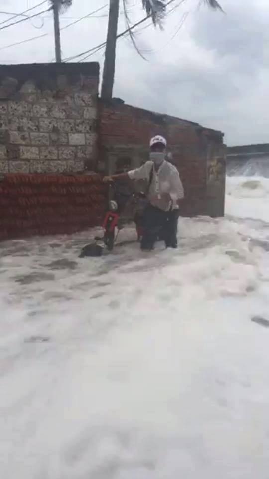 Cộng đồng mạng chia sẻ loạt ảnh hậu quả "xé lòng" của cơn bão số 10 - 1 Bão số 10 đổ bộ khiến nhiều nơi lâm vào cảnh ngập trắng, người dân di chuyển khó khăn