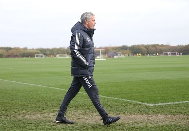 Bailly, Jones trở lại tập luyện cùng MU chuẩn bị đón Tottenham - 1
Mourinho chuẩn bị bước ra sân tập của MU chuẩn bị cho trận đấu với Tottenham. Tuần trước, Quỷ đỏ đã thua 1-2 trước Huddersfield và để cho Man City nới rộng khoảng cách giữa hai đội lên năm điểm