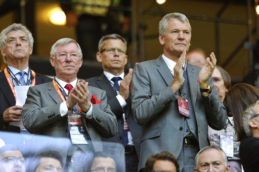 Khoảnh khắc ngọt ngào trong chiến thắng của MU trước Ajax - 1
Cựu huấn luyện viên Alex Ferguson (trái) và cựu giám đốc điều hành David Gill (phải) tới xem MU thi đấu chung kết Europa League. Bộ đôi này từng phối hợp với nhau rất ăn ý trong thời gian họ cùng làm việc ở MU để giúp Quỷ đỏ gặt hái được rất nhiều thành công. Cả hai đều cùng rời Old Trafford sau mùa giải 2012/13, trong khi Alex Ferguson nghỉ hưu thì Gill chuyển sang làm Phó chủ tịch FA