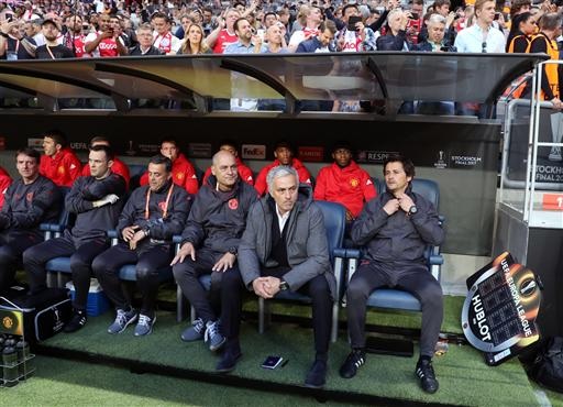 Khoảnh khắc ngọt ngào trong chiến thắng của MU trước Ajax - 2
Mourinho (thứ hai từ phải sang) cùng các thành viên ban huấn luyện và cầu thủ dự bị của MU cho trận chung kết Europa League. Gương mặt của chiến lược gia người Bồ Đào Nha khá đăm chiêu. Có thể nói thành bại cả một mùa giải của Quỷ đỏ phụ thuộc vào trận đấu này