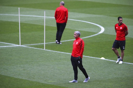 Cầu thủ MU thực hiện bài tập lạ mắt trên sân Benfica - 1
Mourinho và các trợ lý tiến hành kiểm tra mặt sân Estádio da Luz trước khi các cầu thủ MU ra sân thực hiện buổi tập làm quen với mặt sân