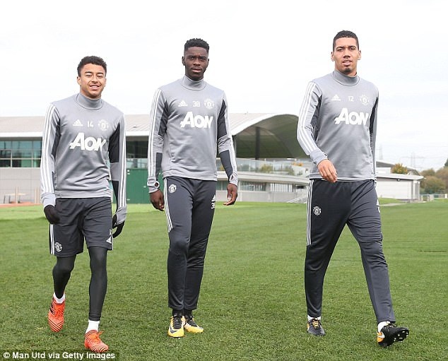 Bailly, Jones trở lại tập luyện cùng MU chuẩn bị đón Tottenham - 3
Lingard, Tuazebe và Smalling (từ trái qua phải) bước ra sân tập