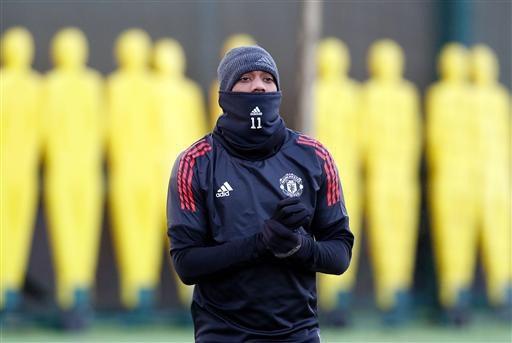 Bất chấp giá lạnh, cầu thủ MU vẫn "luyện công" đợi CSKA - 2
Martial và nhiều cầu thủ của MU đã phải dùng tới cả mũ, khăn quấn cổ, gang tay để bước ra sân tập