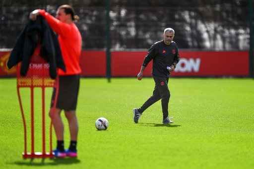 Fellaini: “MU muốn vô địch Europa League” - 3
Mourinho thực hiện một cú sút khởi động tay chân trên tay trong khi Ibrahimovic đang ôm hàng rào