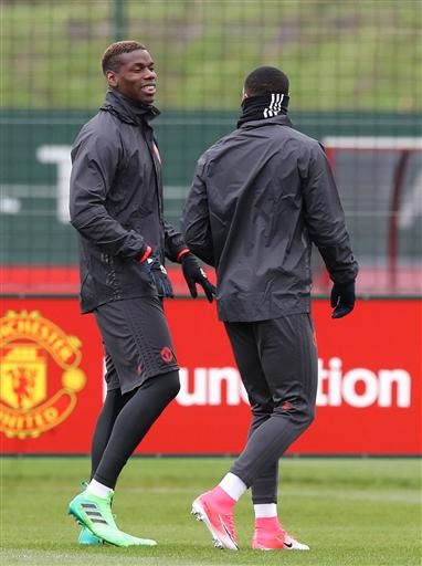 Rooney, De Gea trở lại tập luyện cùng đồng đội ở MU - 3
Pogba (trái) đã hoàn toàn bình phục sau chấn thương