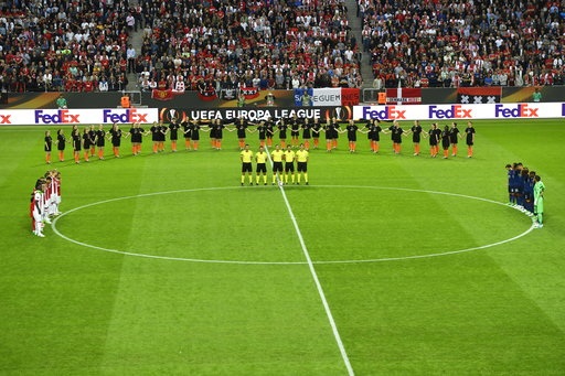 Khoảnh khắc ngọt ngào trong chiến thắng của MU trước Ajax - 3
Hai đội bóng dành một phút mặc niệm cho hơn 20 nạn nhân xấu số đã qua đời do vụ đánh bom ở thành phố Manchester diễn ra cách đây vài ngày. Vì vụ đánh bom này, MU đã phải hủy họp báo trước trận