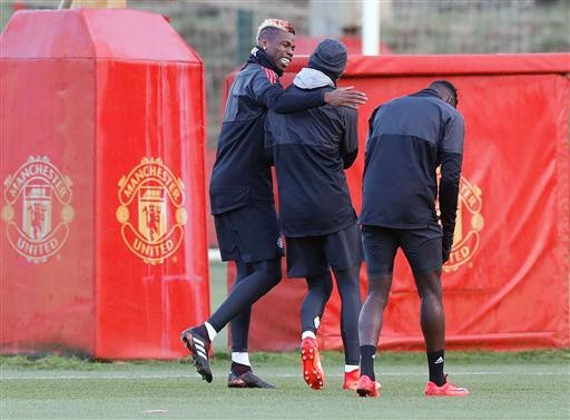 Bất chấp giá lạnh, cầu thủ MU vẫn "luyện công" đợi CSKA - 3
Pogba (trái) đùa vui cùng các đồng đội trên đường ra sân tập. Cầu thủ người Pháp sẽ bị treo giò Premeir League, nhưng đấu trường châu Âu không liên quan và anh có thể ra sân thi đấu đêm nay