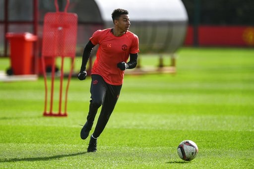 Fellaini: “MU muốn vô địch Europa League” - 4
Lingard trên sân tập, lượt đi tiền vệ trẻ người Anh đã có suất đá chính