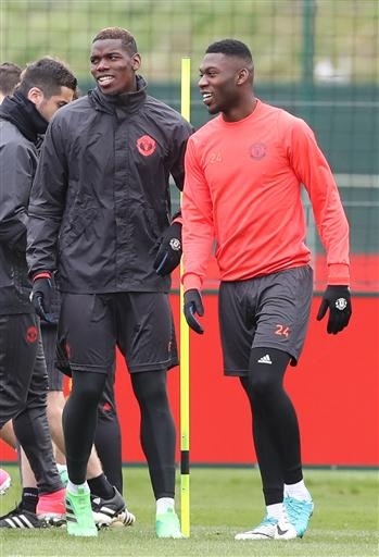Rooney, De Gea trở lại tập luyện cùng đồng đội ở MU - 4
Pogba (trái) và hậu vệ trẻ Timothy Fosu-Mensah (phải)