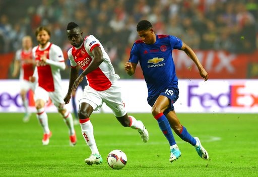 Khoảnh khắc ngọt ngào trong chiến thắng của MU trước Ajax - 4
Rashford (phải) đi bóng trước sự truy cản của Davinson Sanchez. Tiền đạo trẻ người Anh được xếp đá tiền đạo cắm trong trận đấu cuối cùng của MU