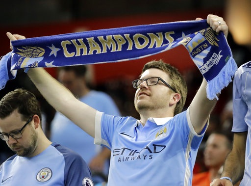 Nhìn lại chiến thắng của MU trước Man City trên đất Mỹ - 4
Cổ động viên của Man City cổ vũ cho đội bóng của mình