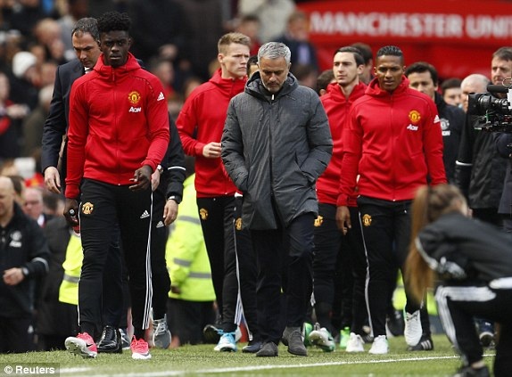 MU 1-1 Swansea: Chia điểm xứng đáng - 6
Mourinho và dàn cầu thủ dự bị của MU bước ra Old Trafford chuẩn bị cho trận đấu ở vòng 35 Premier League được bắt đầu