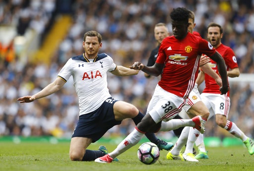
Tuanzebe (phải) tranh bóng với Harry Kane (trái)
