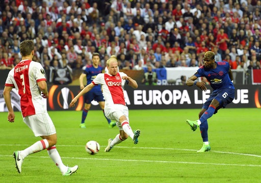 Khoảnh khắc ngọt ngào trong chiến thắng của MU trước Ajax - 5
Phút 18, Paul Pogba dứt điểm từ bên ngoài vòng cấm địa...