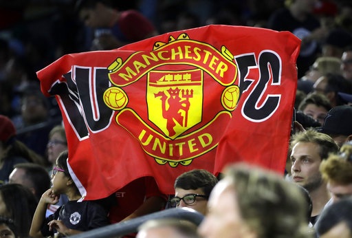 Nhìn lại chiến thắng của MU trước Man City trên đất Mỹ - 5
Cổ động viên MU giơ cao tấm banner có logo CLB