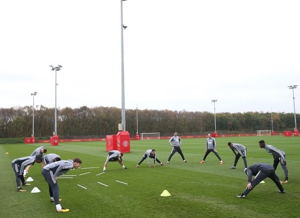 Bailly, Jones trở lại tập luyện cùng MU chuẩn bị đón Tottenham - 5
Các cầu thủ MU khởi động theo từng nhóm