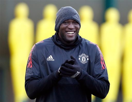 Bất chấp giá lạnh, cầu thủ MU vẫn "luyện công" đợi CSKA - 4
Tiền đạo Lukaku vẫn cười tươi tắn dù phong độ gần đây không tốt. Dù sao tiền đạo người Bỉ cũng vẫn nhận được sự tin tưởng lớn của Mourinho