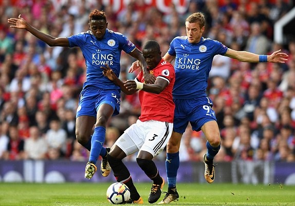 MU 2-0 Leicester: "Kép phụ" tỏa sáng - 5
Bailly (giữa) cắt bóng trước sự áp sát của hai cầu thủ Leicester