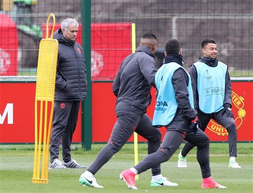 Rooney, De Gea trở lại tập luyện cùng đồng đội ở MU - 6
Mourinho (trái) đăm chiêu nhìn học trò tập luyện. Chiến lược gia người Bồ Đào Nha đang gặp khó khăn về nhân sự khi MU đang có nhiều ca chấn thương