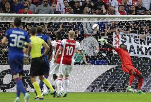 Khoảnh khắc ngọt ngào trong chiến thắng của MU trước Ajax - 6
...bóng đập chân Davinson Sanchez đổi hướng khiến thủ thành Onana không thể cản phá. Một bàn thắng đầy may mắn cho MU