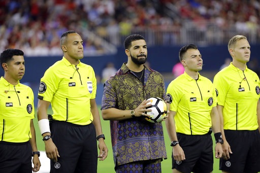 Nhìn lại chiến thắng của MU trước Man City trên đất Mỹ - 6
Rapper/ca sĩ/nhạc sĩ Drake (thứ ba từ trái sang) là khách mời của trận đấu, anh cầm quả bóng để bắt đầu trận đấu