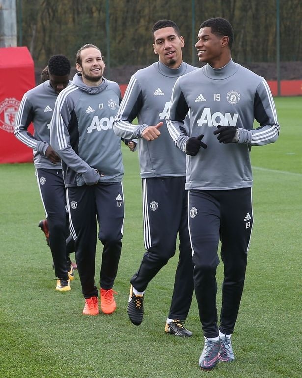 Bailly, Jones trở lại tập luyện cùng MU chuẩn bị đón Tottenham - 6
Rashford (phải) tươi cười cùng các đồng đội trên sân tập. Tiền đạo người Anh thi đấu rất tiến bộ ở mùa giải năm nay