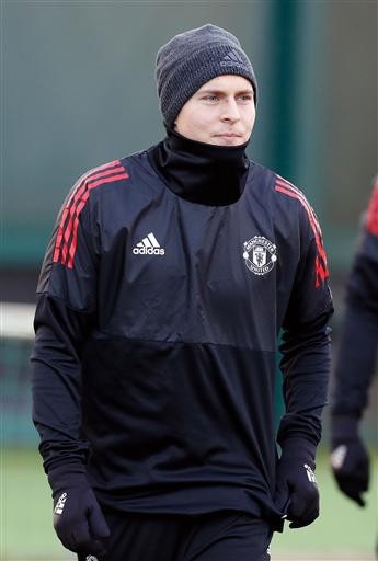 Bất chấp giá lạnh, cầu thủ MU vẫn "luyện công" đợi CSKA - 5
Hậu vệ Lindelof ra sân tập, sau chuỗi thời gian đầu mùa khó khăn, trung vệ người Thụy Điển dần thích nghi được với lối chơi chung của MU