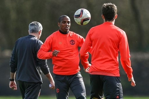 Fellaini: “MU muốn vô địch Europa League” - 7
Young (giữa) tập luyện cùng đồng đội. Tiền vệ người Anh bất ngờ được thi đấu hai trận liên tiếp gần đây