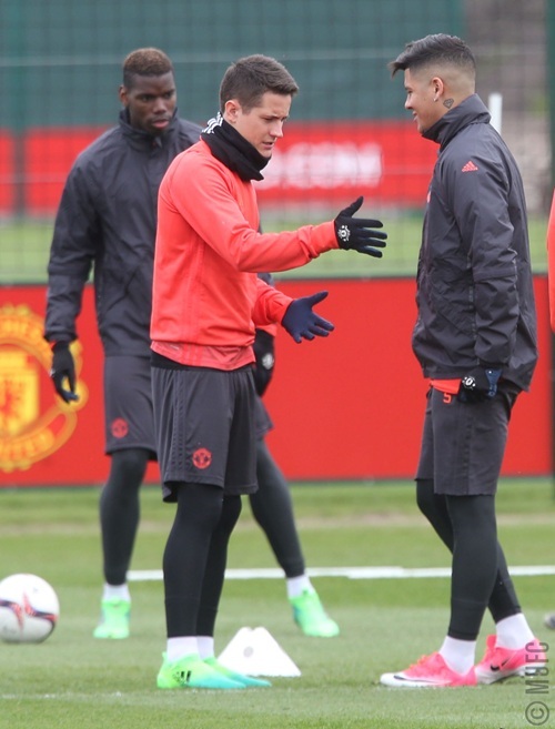 Rooney trở lại thi đấu cho MU trận gặp Anderlecht - 6
Herrera (giữa) nói chuyện với Rojo, tiền vệ người Tây Ban Nha có vẻ nghiêm túc trong khi hậu vệ người Argentina lại mỉm cười