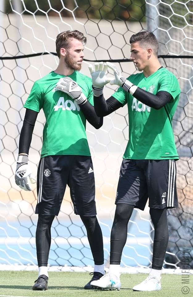 Lukaku, Lindelof có buổi tập đầu tiên cùng với MU - 8
De Gea (trái) và Pereira (phải) trên sân tập