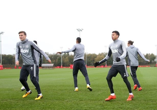 Bailly, Jones trở lại tập luyện cùng MU chuẩn bị đón Tottenham - 7
Lindelof (trái) khởi động cùng đồng đội. Cầu thủ người Thụy Điển đang rất khó khăn trong việc hòa nhập với bóng đá Anh