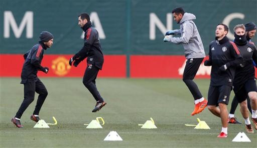 Bất chấp giá lạnh, cầu thủ MU vẫn "luyện công" đợi CSKA - 6
Các cầu thủ MU khởi động trước khi bắt tay vào tập luyện