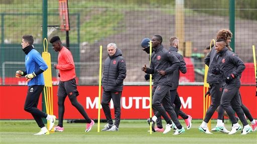 Rooney, De Gea trở lại tập luyện cùng đồng đội ở MU - 8
Valencia (phải) cũng trở lại tập luyện sau khi vắng bóng trong hai trận gần nhất
