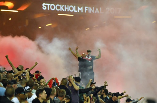 Khoảnh khắc ngọt ngào trong chiến thắng của MU trước Ajax - 8
Pháo sáng tạo khói phủ kín khán đài của Friends Arena. Theo con đường chính thông, Ajax cũng như MU chỉ được phân phối 7 nghìn vé mỗi đội, trong khi đó sân vận động ở Stockholm có sức chứa khoảng 50 nghìn chỗ ngồi. Số vé còn lại được phân phối theo nhiều con đường khác nhau (cho nhà tài trợ, bán công khai...)