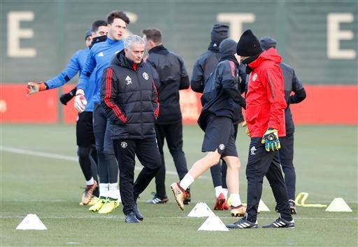 Bất chấp giá lạnh, cầu thủ MU vẫn "luyện công" đợi CSKA - 7
Mourinho theo dõi sát việc tập luyện của các học trò