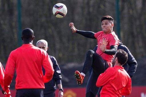 Fellaini: “MU muốn vô địch Europa League” - 9
Rojo (phải) bật cao đón bóng. Hậu vệ người Argentina đang dần chiếm được lòng tin của Mourinho cho một vị trí ở hàng thủ của MU