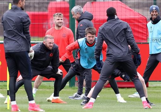 Rooney, De Gea trở lại tập luyện cùng đồng đội ở MU - 9
Các cầu thủ MU tập luyện khá vui vẻ