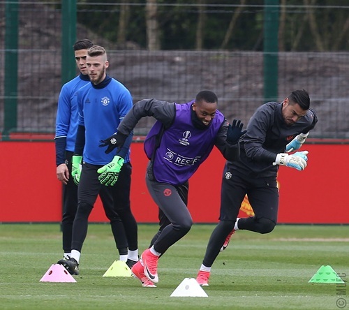 Rooney trở lại thi đấu cho MU trận gặp Anderlecht - 8
Martia (giữa) chạy thi cùng thủ thành Romero. Tiền đạo người Pháp đang bị thất sủng dưới thời Mourinho và chiến lược gia người Bồ Đào Nha đang khích lệ Martial khẳng định bản thân