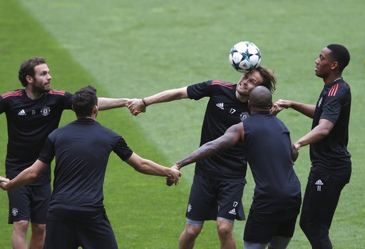 Cầu thủ MU thực hiện bài tập lạ mắt trên sân Benfica - 9
Blind cố gắng đánh đầu khi tay bị đồng đội giữ chặt